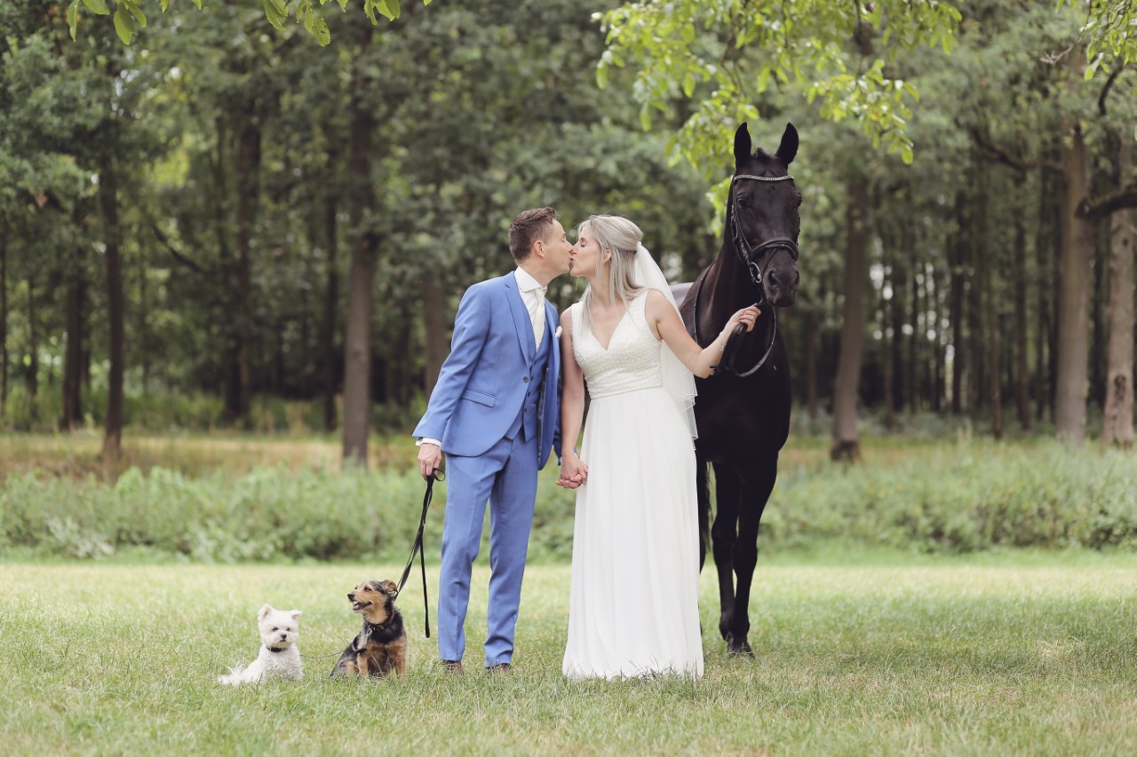 michele in trouwjurk met man en dieren